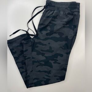 GAP Fit Black and Gray Camouflage Lightweight Jogger Pants Petite Small Womens